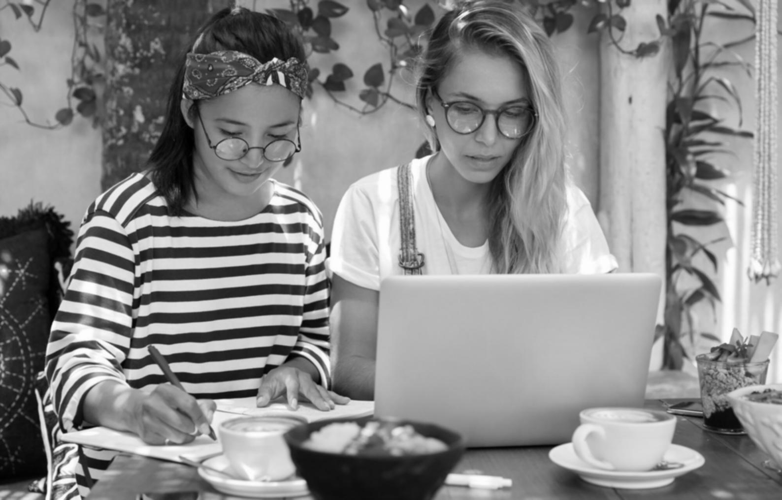Beratungsgespräch in modernem Büro